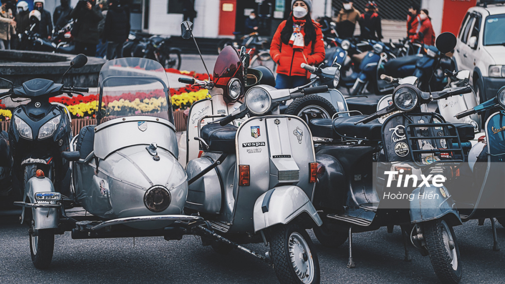Những chiếc Vespa cổ được độ chế theo sở thích của những chủ xe cũng đua nhau xuất hiện.