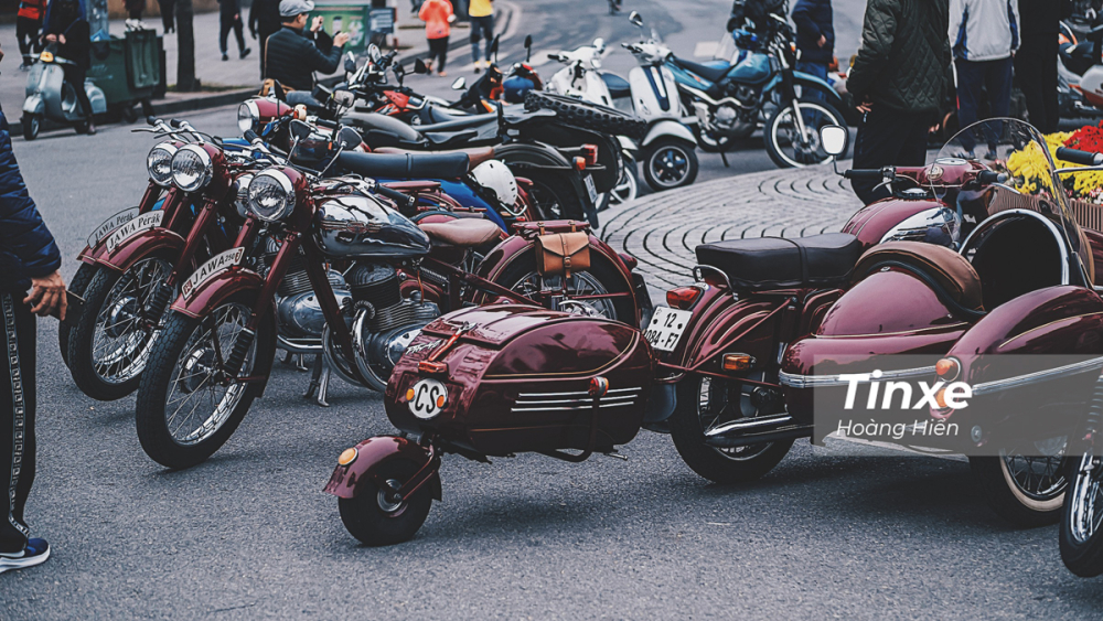 Một chiếc xe JAWA Sidecar còn kéo theo cả phần thùng phía sau.