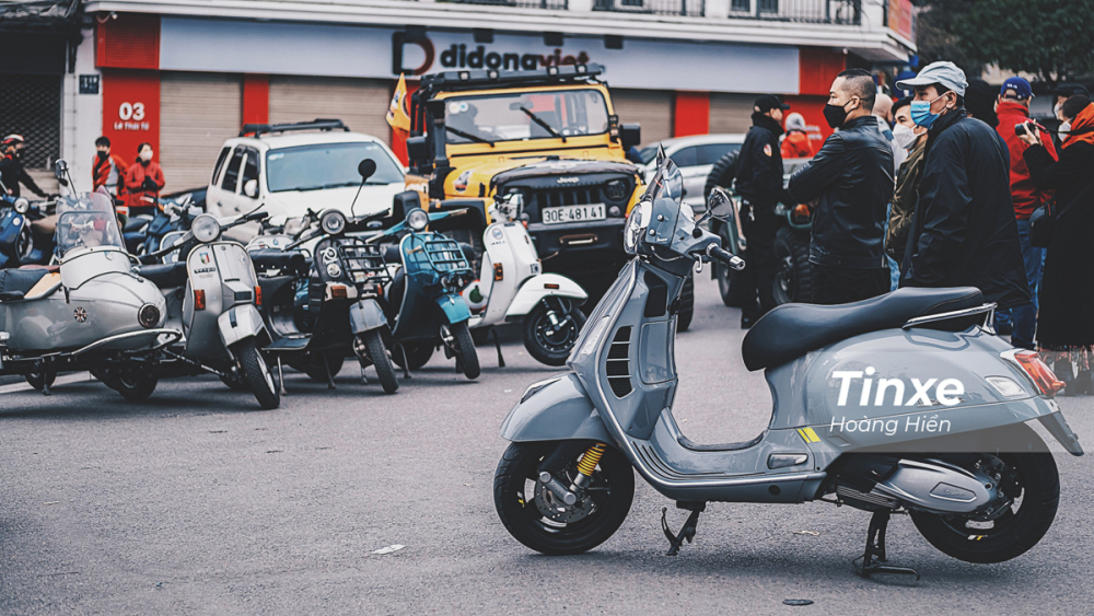 Vespa GTS 300HPE cũng góp mặt trong cuộc vui đầu năm của những người yêu xe.