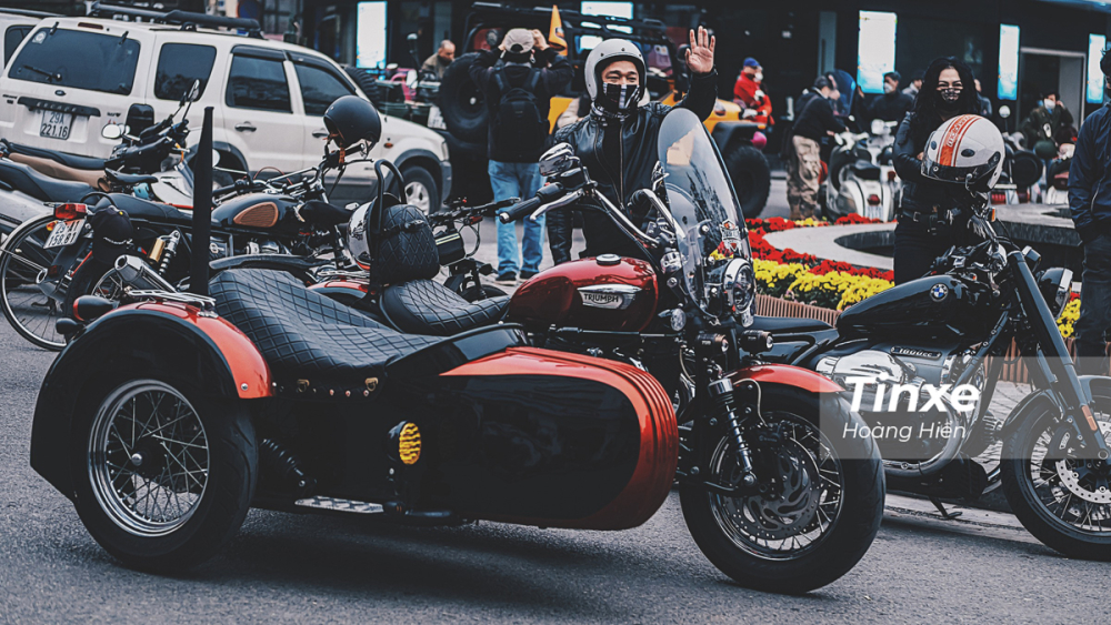 Một chiếc xe Triumph cũng được độ sidecar độc đáo.
