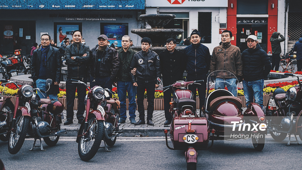 Dù không hề có hẹn trước nhưng sự kiện đầu năm mới của những người mê xe vẫn đều đặn diễn ra với số lượng ngày càng tăng. Đây đã dần trở thành một nét đẹp văn hoá trong lòng những người yêu xe tại Hà Nội.