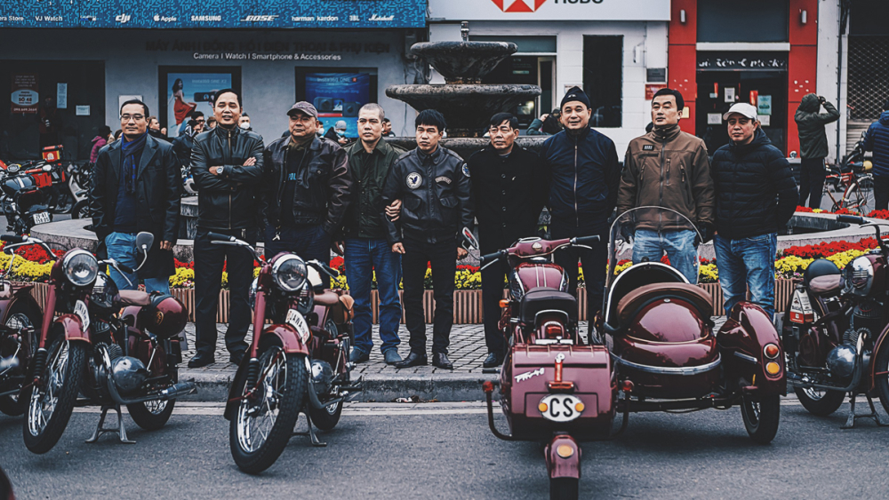 Mùng 1 đầu năm mới cũng là dịp để những người yêu xe tại Hà Nội gặp gỡ nhau.