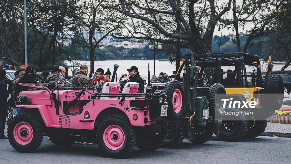 Chiếc xe Jeep hồng quen thuộc của hội xe Jeep Hà Thành.