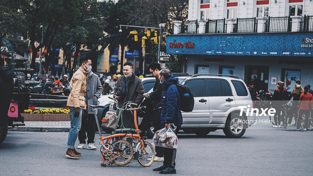Không chỉ xe máy, ô tô,... những người chơi xe đạp cũng lấy ngày mùng 1 đầu năm làm dịp để gặp gỡ.
