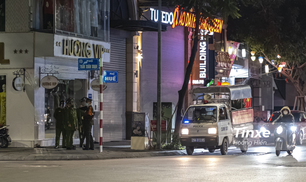 Ngay trước khi trận đấu Việt Nam - Trung Quốc bắt đầu, lực lượng chức năng đã sẵn sàng lập các chốt kiểm soát giao thông tại các tuyến phố chính để đảm bảo an toàn cho người dân.