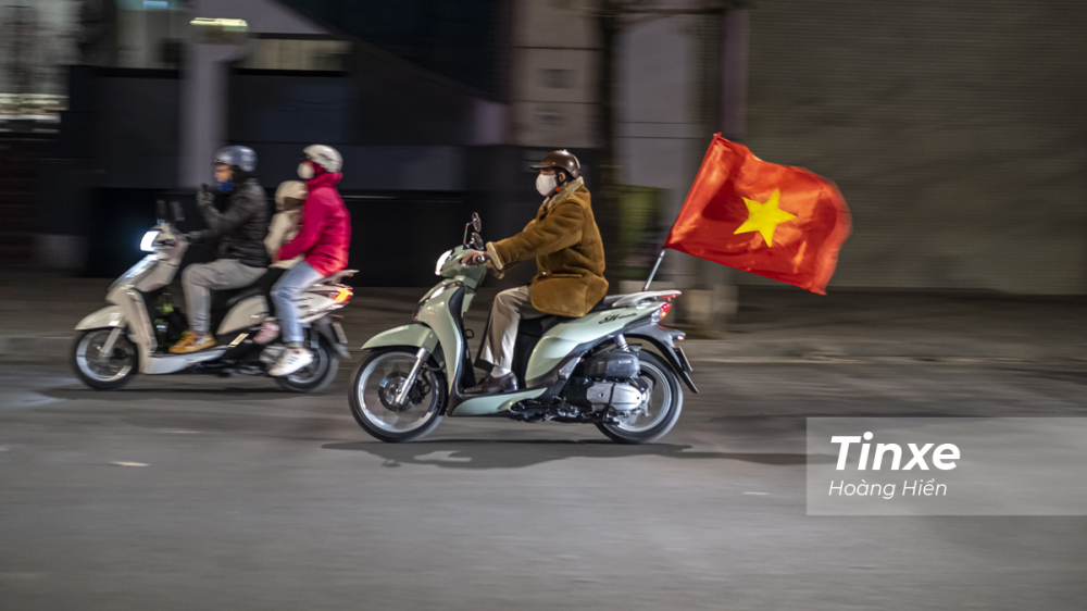 Dường như không khí chiến thắng của Việt Nam khá trầm lắng trong buổi tối ngày mùng 1 Tết.