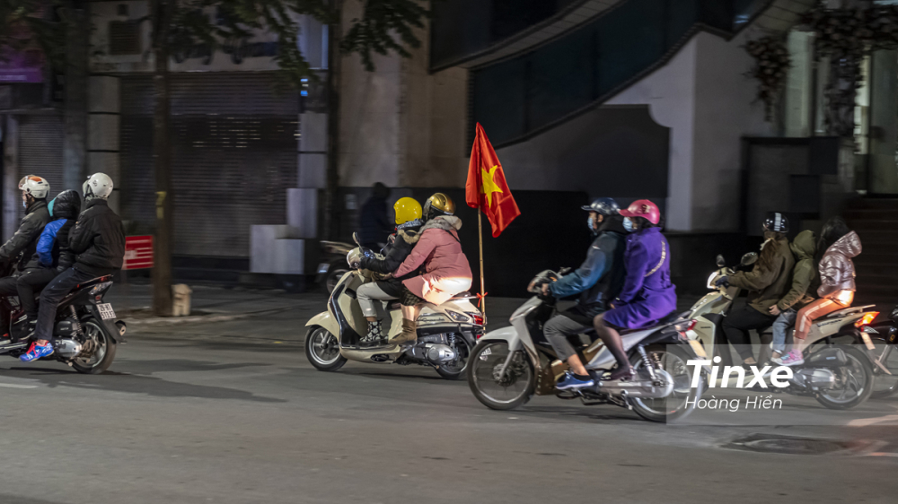 Thỉnh thoảng vẫn có một vài cổ động viên cầm cờ đi cổ vũ nhưng lại thầm lặng..