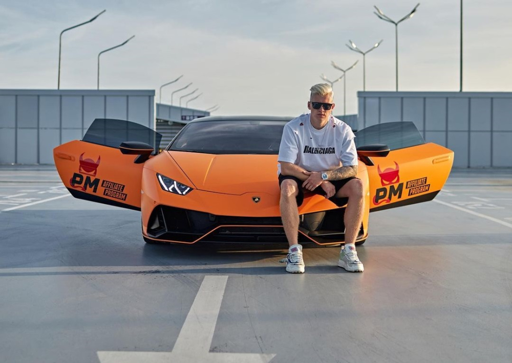 Slobozhenko chụp ảnh với chiếc Lamborghini Huracan EVO của mình