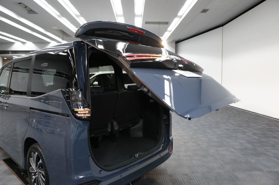 Cửa cốp đặc biệt của Toyota Voxy 2022