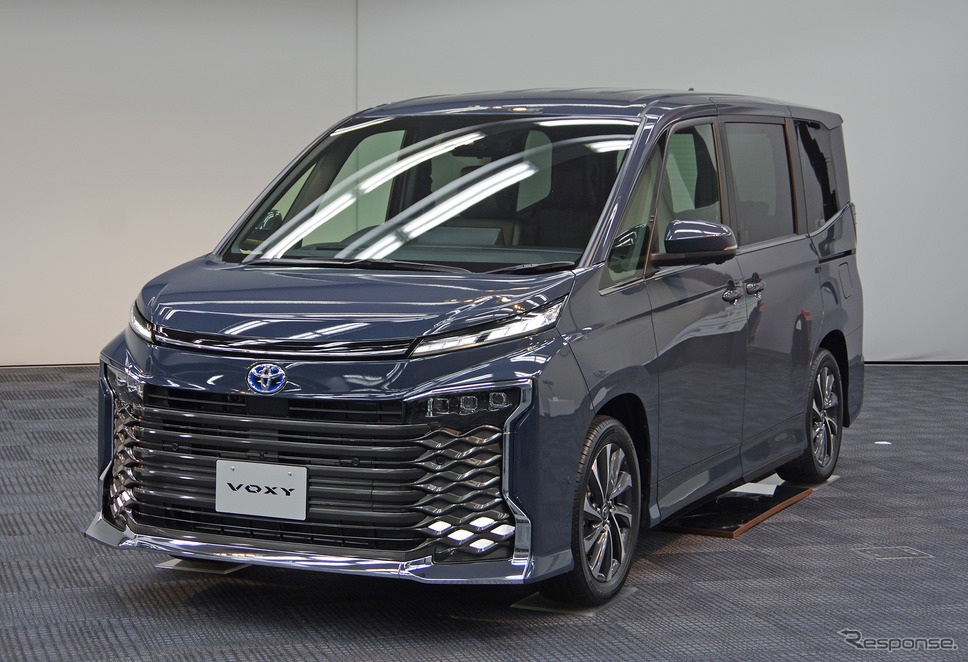 Toyota Voxy 2022 vừa trình làng tại Nhật Bản