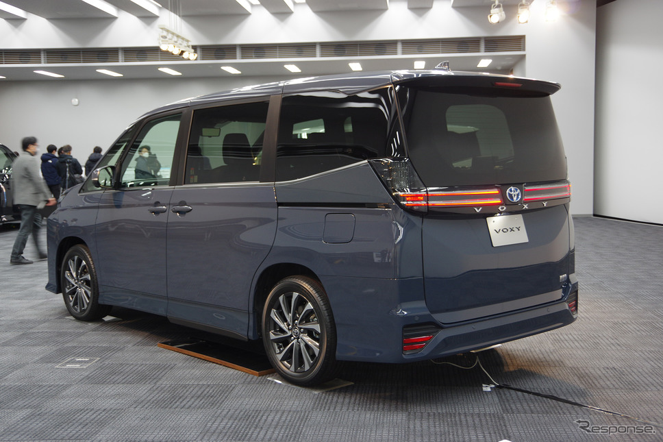 Thiết kế đằng sau của Toyota Voxy 2022