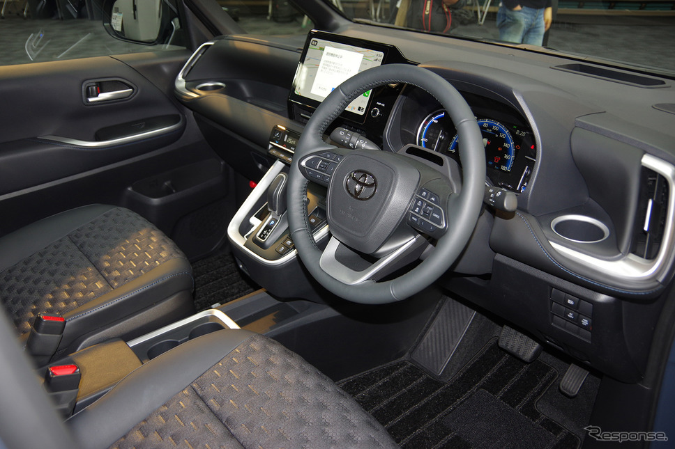 Toyota Voxy 2022 có màn hình cảm ứng 8 inch hoặc 10,25 inch, tùy phiên bản