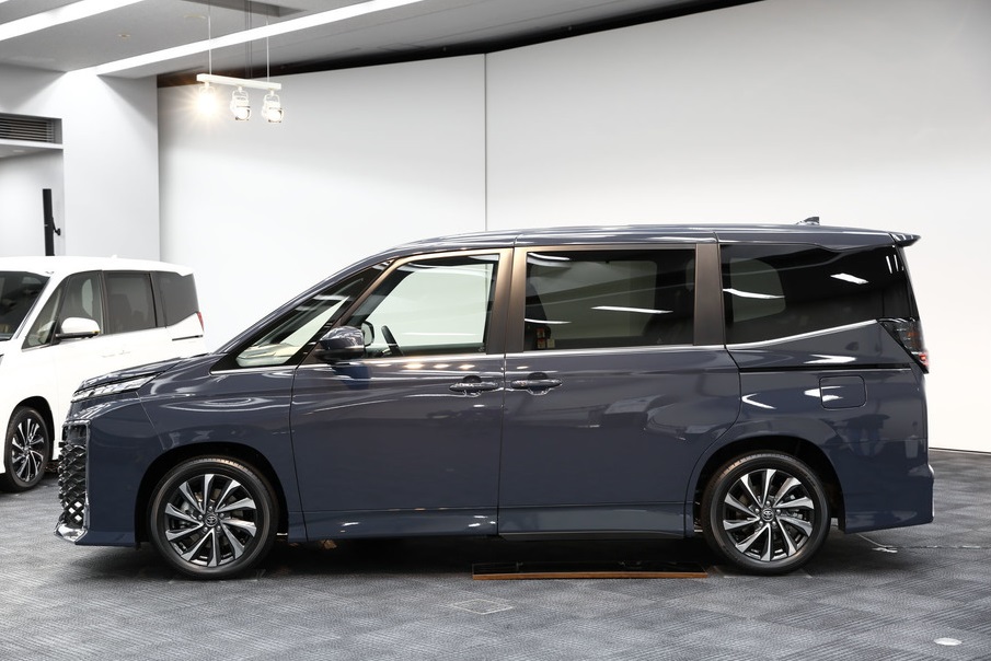 Toyota Voxy 2022 có kích thước lớn hơn Innova
