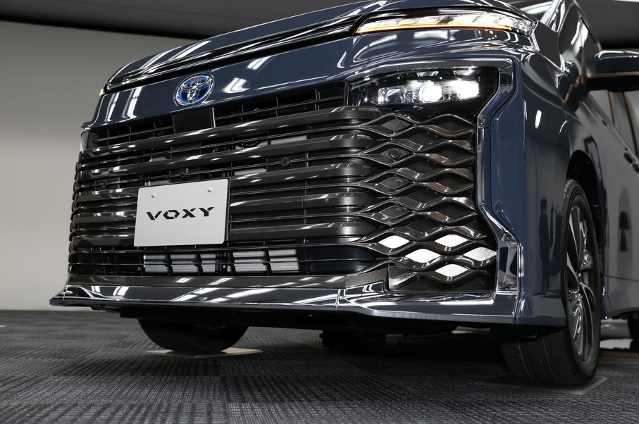 Cận cảnh thiết kế đầu xe của Toyota Voxy 2022