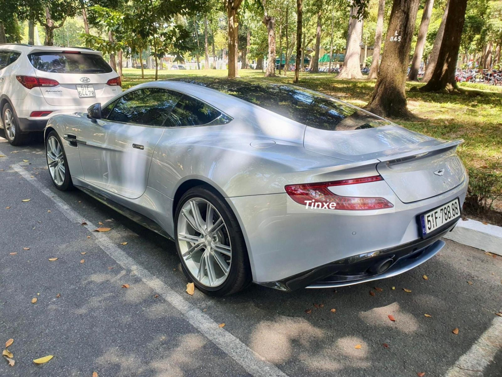 Chiếc Aston Martin Vanquish n&agrave;y ban đầu chung chủ với si&ecirc;u xe Lamborghini Huracan LP610-4 v&agrave; Audi R8 V10 Spyder c&oacute; biển tứ qu&yacute; 8. Sau đ&oacute;, bộ n&agrave;y được b&aacute;n lại v&agrave; chiếc Aston Martin Vanquish c&ugrave;ng Audi R8 V10 Spyder tứ qu&yacute; 8 về tay đại gia Đặng L&ecirc; Nguy&ecirc;n Vũ trước khi quay về lại m&aacute;i nh&agrave; xưa