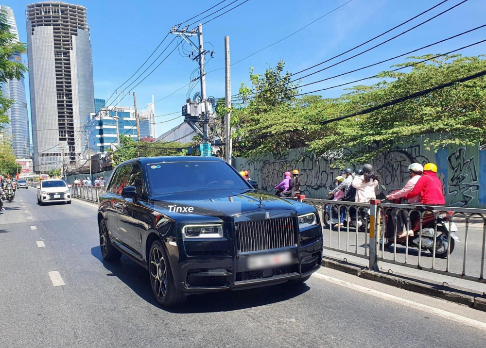 H&igrave;nh ảnh một chiếc SUV si&ecirc;u sang Rolls-Royce Cullinan Black Badge lăn b&aacute;nh tr&ecirc;n đường phố S&agrave;i th&agrave;nh, xe mang ngoại thất m&agrave;u đen c&ugrave;ng c&aacute;c chi tiết sơn tối m&agrave;u. 