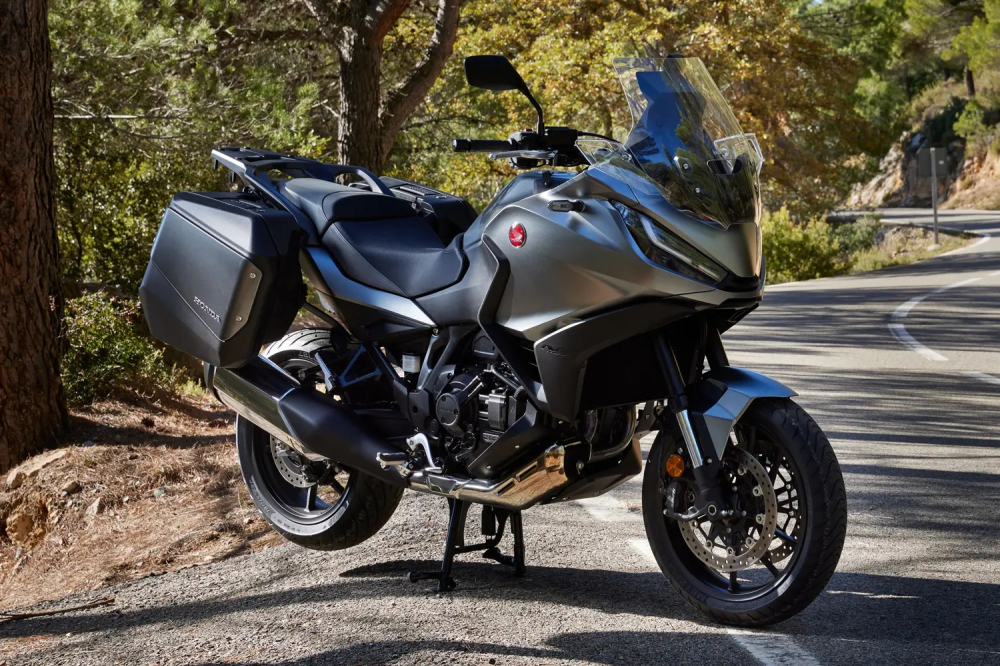 Honda NT1100 có thiết kế hơi hướng adventure-touring với bình xăng lớn, tay lái ngang cho tư thế ngồi thoải mái và kính chắn gió lớn phục vụ cho việc chạy đường dài. Honda NT1100 có thiết kế hơi hướng adventure-touring với bình xăng lớn, tay lái ngang cho tư thế ngồi thoải mái và kính chắn gió lớn phục vụ cho việc chạy đường dài.
