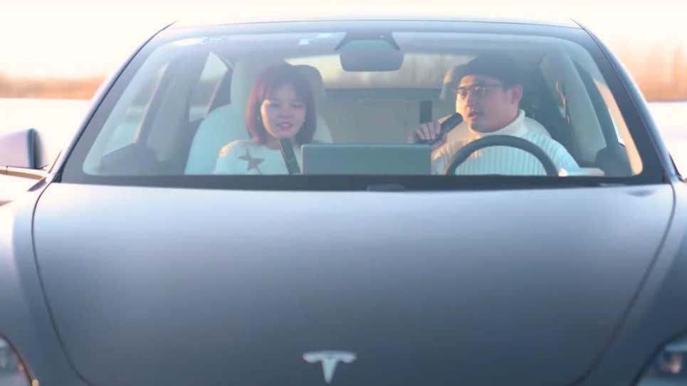 Tesla trang bị hệ thống h&aacute;t karaoke tr&ecirc;n xe để chiều kh&aacute;ch Trung Quốc