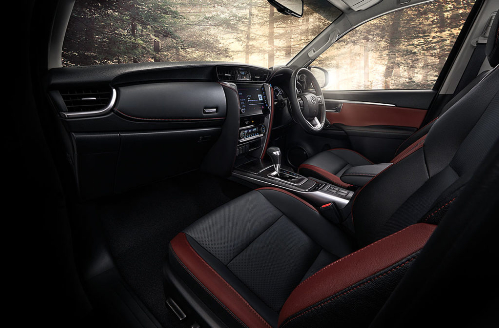 Nội thất phối 2 m&agrave;u đen - đỏ của Toyota Fortuner Commander 2022