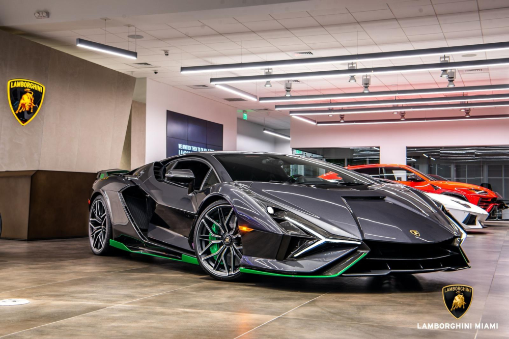 Chiếc xe Lamborghini Sian này mới được bạn thân của Hoàng Kim Khánh đi xem mắt, trước đó, người này từng hé lộ McLaren Senna và Koenigsegg Regera về Việt Nam