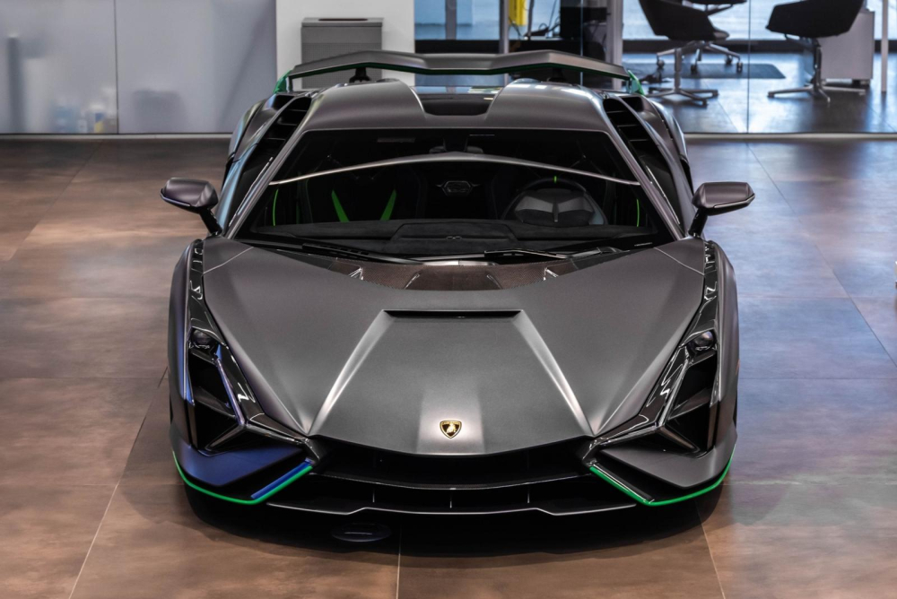 Bạn thân của Hoàng Kim Khánh lại nhá hàng siêu phẩm Lamborghini Sian trong những ngày đầu năm mới