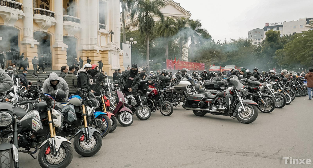 Dàn xe mô tô phân khối lớn bạc tỷ tụ họp ngày mùng 3 Tết