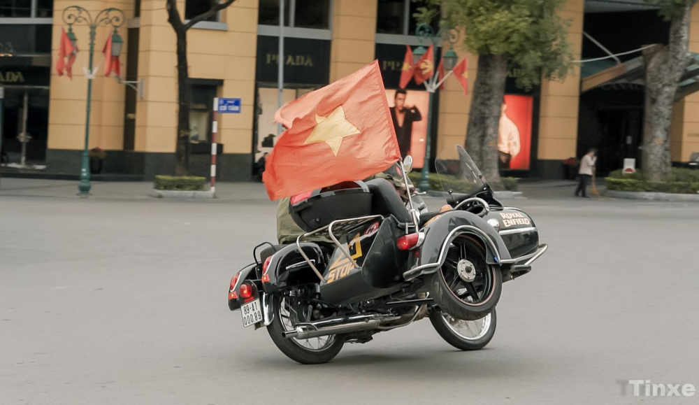 Mẫu xe ba bánh Royal Enfield biểu diễn kỹ năng