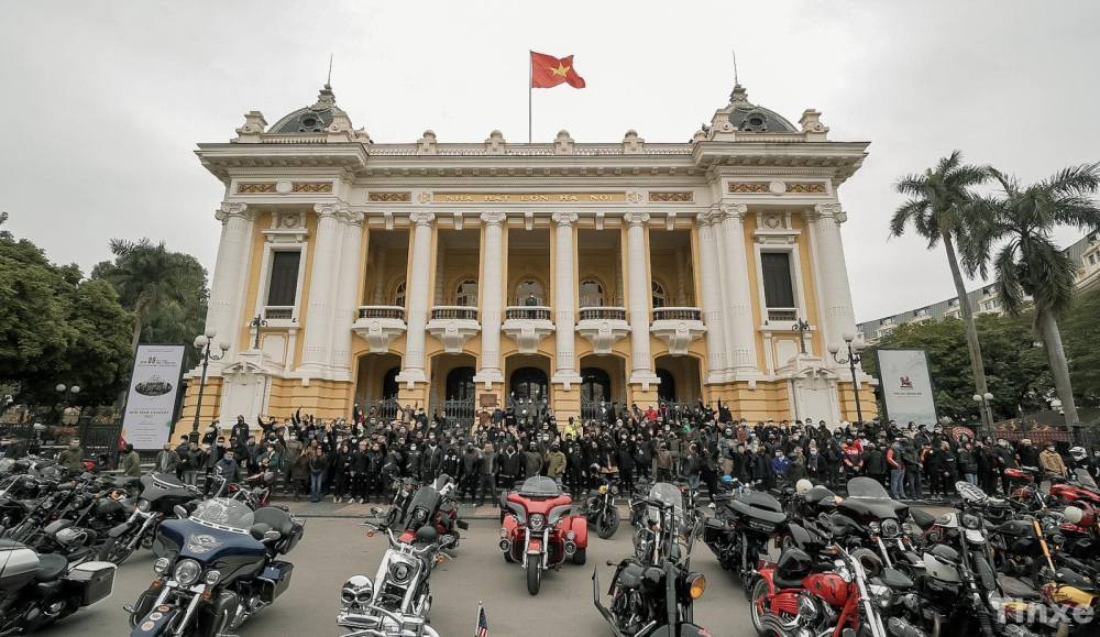 Các biker Hà Thành tụ họp nhân ngày đầu xuân Nhâm Dần tại nhà hát lớn Hà Nội