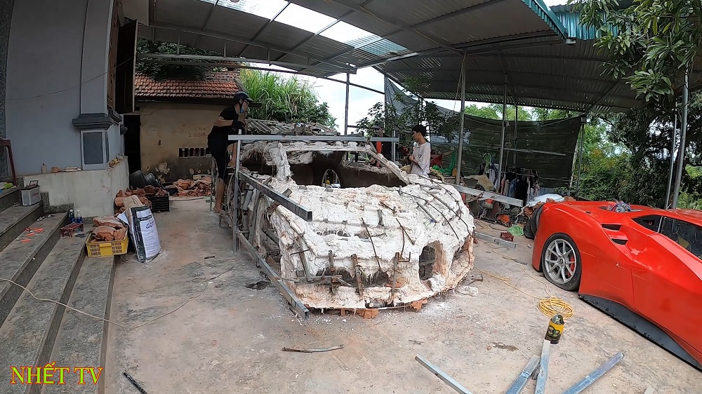 Khung để cố định phần thân vỏ được đắp thạch cao
