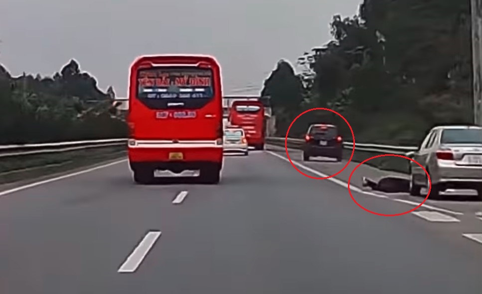 Tài xế ô tô con nằm bất động trên đường sau cú tông của xe SUV