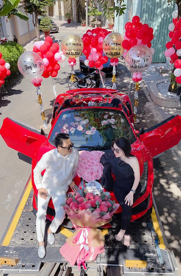Trong năm 2020, Hoàng Kim Khánh và vợ còn mua siêu xe thứ 3 là Ferrari 488 Pista Spider