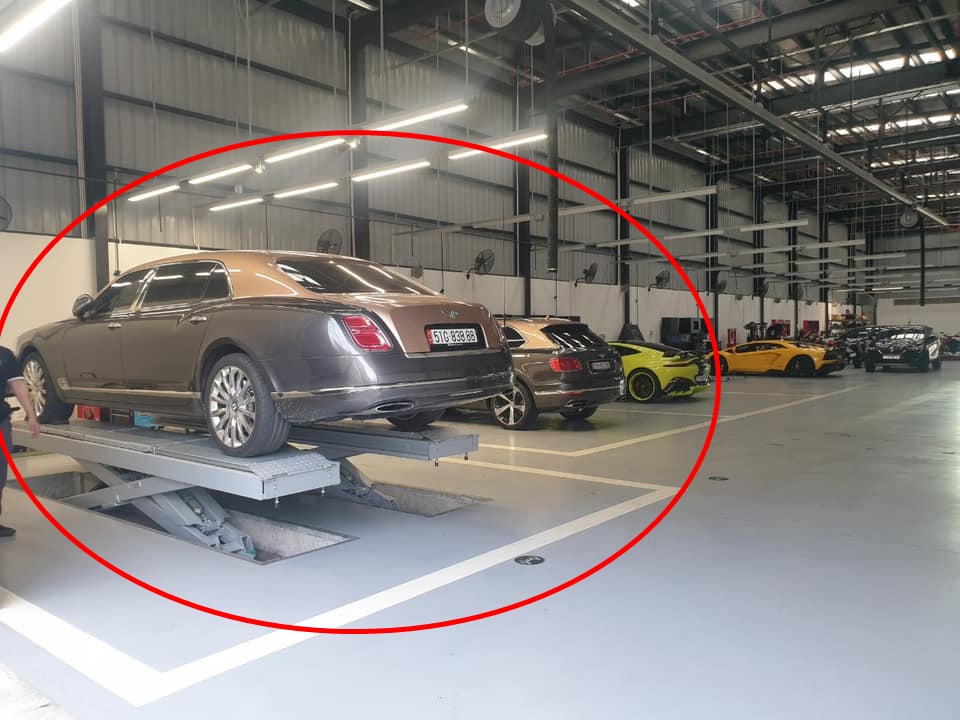 Quá trình mua chiếc siêu xe thứ 2, Hoàng Kim Khánh đã tậu 1 chiếc xe siêu sang là Bentley Mulsanne EWB, SUV siêu sang Bentley Bentayga và xe thể thao hạng sang Aston Martin V8 Vantage (trong ảnh là từ trái sang)