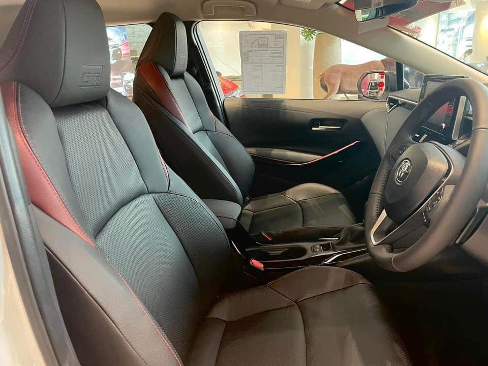 Ghế trước của Toyota Corolla Altis GR Sport 2022