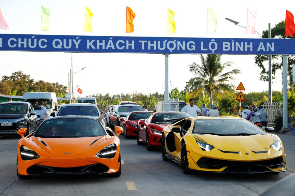 Dàn siêu xe gần 100 tỷ đồng của đại gia Việt du Xuân ở miền Tây