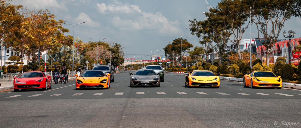Dàn siêu xe di chuyển tại các con đường của tỉnh miền Tây, trong ảnh là Ferrari 458 Italia màu đỏ, McLaen 720S màu cam, McLaren 570S, Lamborghini Aventador SVJ và Ferrari 458 Italia màu vàng. Phía sau còn có 2 chiếc xe siêu sang của thương hiệu xe Rolls-Royce. Trong bức ảnh này còn thiếu Ferrari F8 Tributo màu đỏ và Lamborghini Huracan LP610-4.