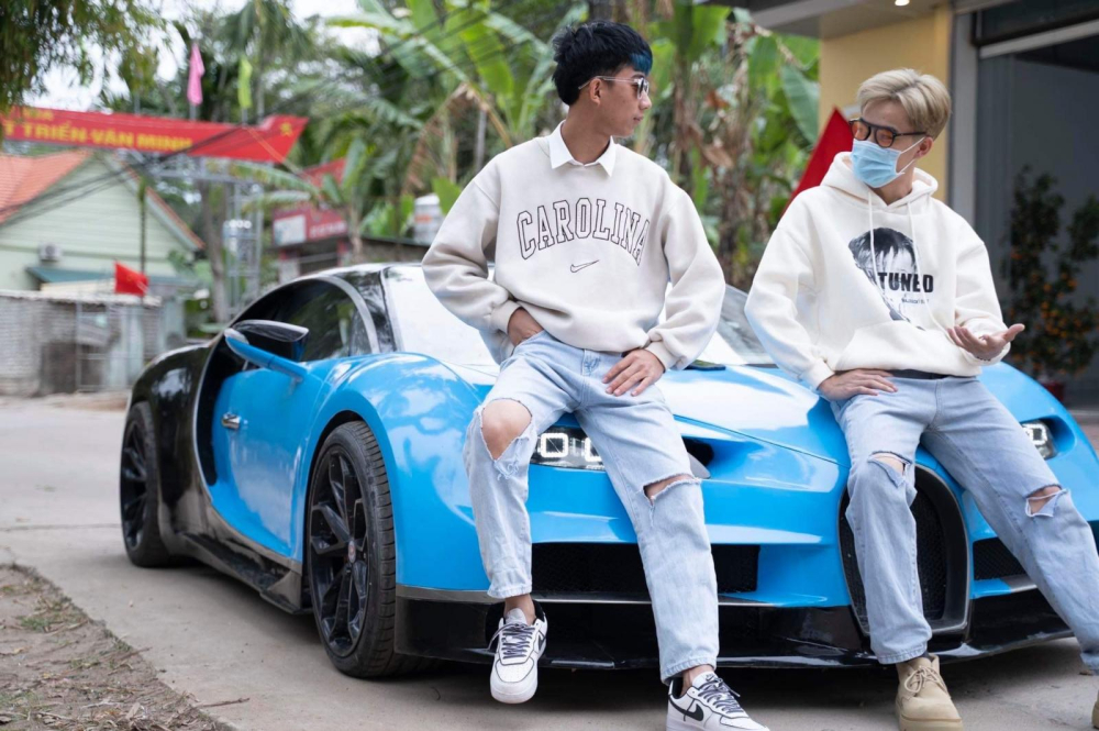 Nhóm Nhết TV tự hào bên chiếc Bugatti Chiron tự tay chế tác.