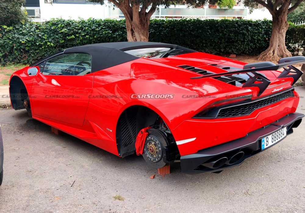 Chiếc siêu xe Lamborghini Huracan Spyder bị ăn trộm bánh xe