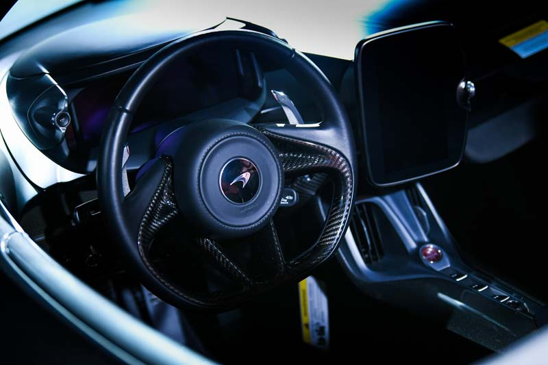 Vô lăng và màn hình 8 inch của McLaren Elva