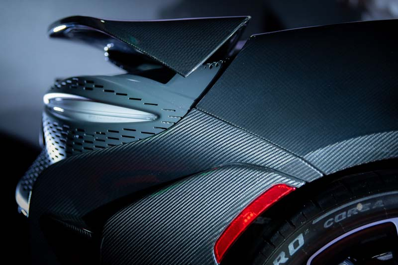 McLaren Elva có thân vỏ và khung gầm bằng sợi carbon