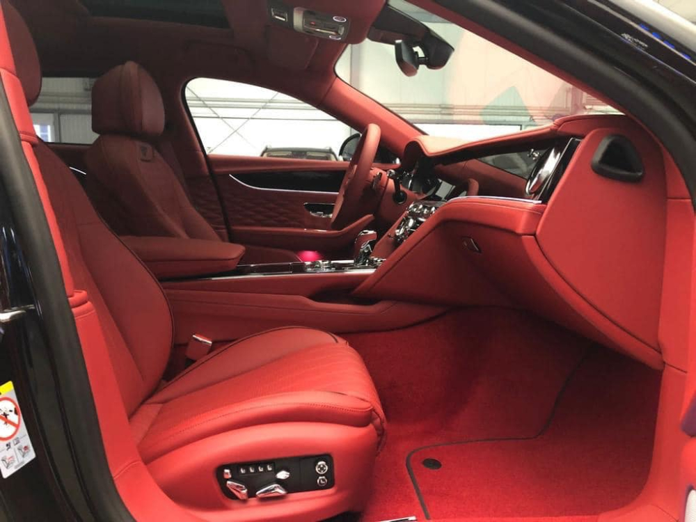 To&agrave;n cảnh nội thất của xe si&ecirc;u sang Bentley Flying Spur V8 sắp về nước