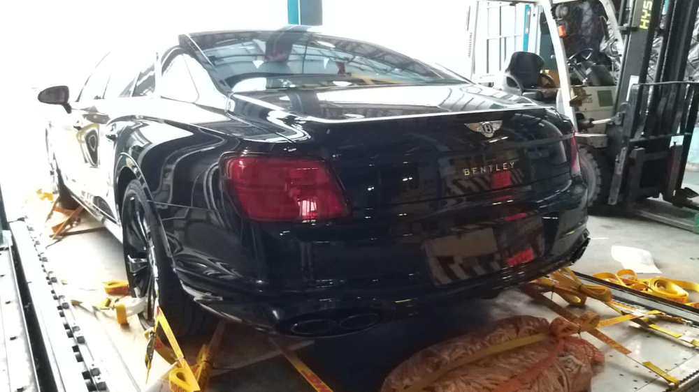 C&ugrave;ng với đ&oacute; l&agrave; g&oacute;i trang bị th&ecirc;m đen