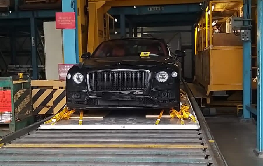 Bentley Flying Spur V8 tiếp tục về nước với m&agrave;u sơn v&agrave; g&oacute;i trang bị h&agrave;ng hiếm, nội thất l&agrave; điểm nhấn của xe