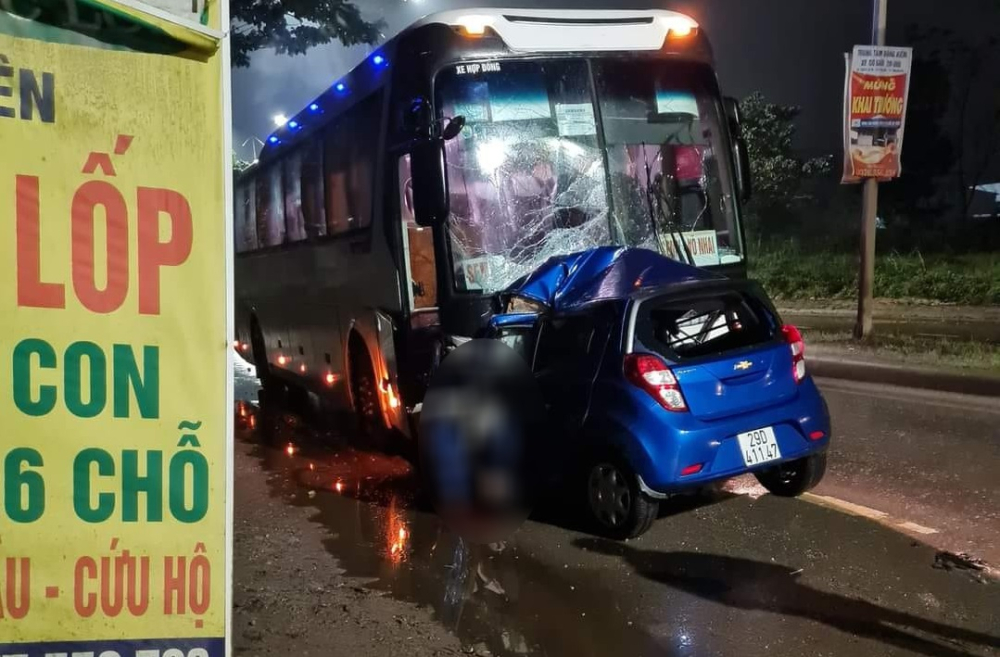 Cả hai chiếc ô tô đều bị hư hỏng sau vụ tai nạn