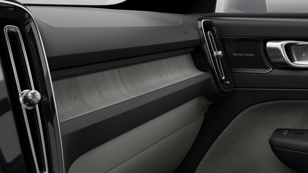 Mặt t&aacute;p-l&ocirc; của Volvo XC40 2022 được ốp gỗ