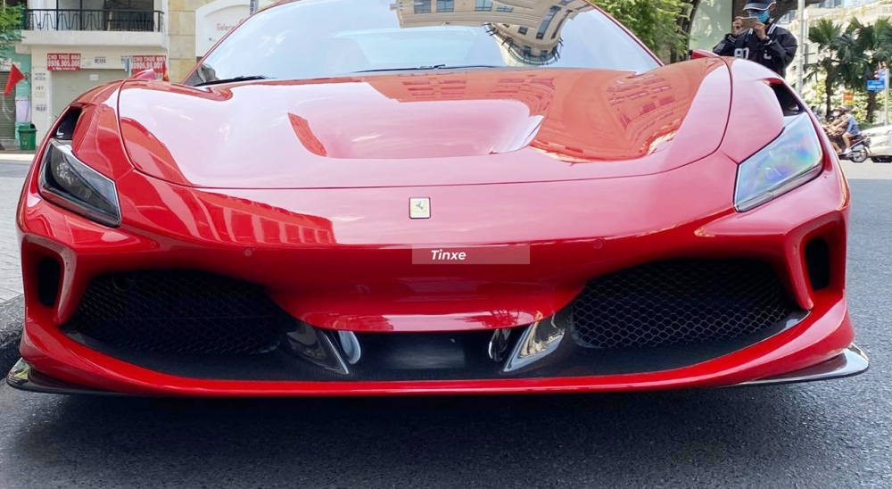 Phần mặt tiền của xe Ferrari F8 Spider