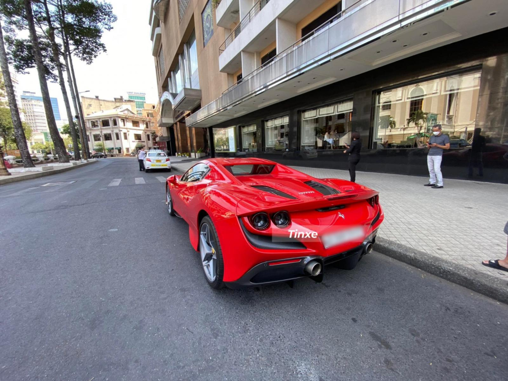 Ferrari F8 Spider được chủ nhân cho du Xuân đầu năm