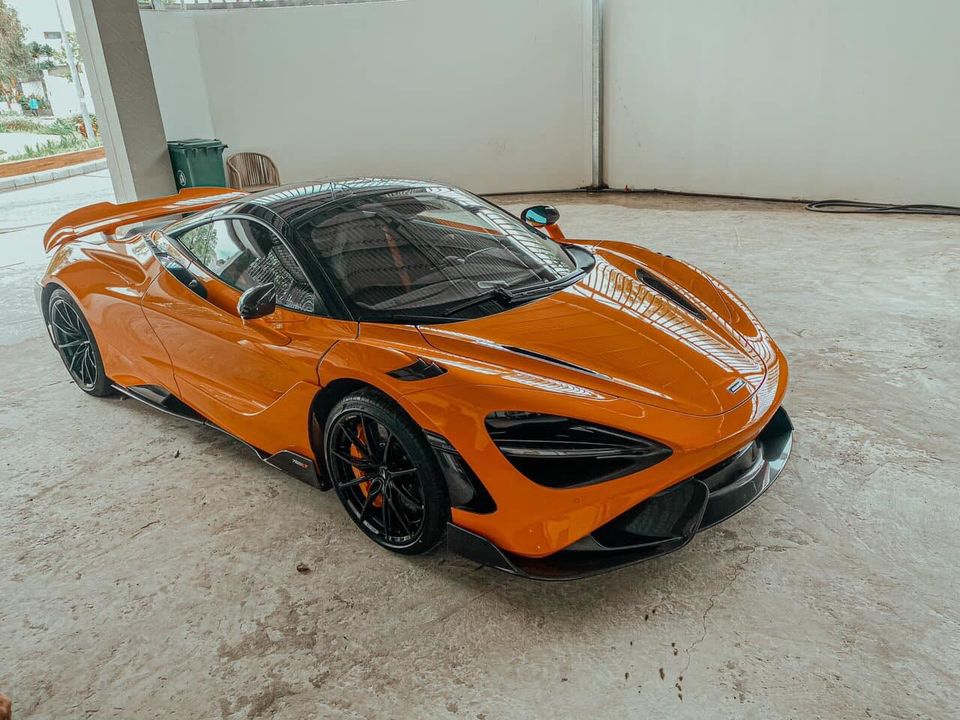 Đây là 1 trong 2 xe McLaren 765LT tại dải đất hình chữ S mang màu cam McLaren