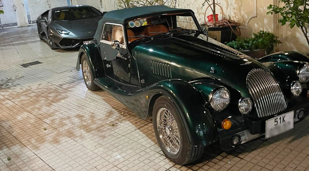 Chiếc xe thể thao mui trần Morgan Plus Four mang màu xanh lá về tay nhà sưu tầm siêu xe, phía sau là Lamborghini Huracan LP610-4 màu xám Chiếc xe thể thao mui trần Morgan Plus Four mang màu xanh lá về tay nhà sưu tầm siêu xe, phía sau là Lamborghini Huracan LP610-4 màu xám