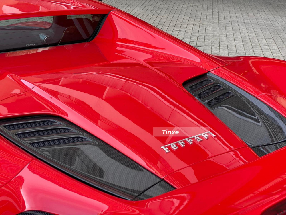Khối động cơ trên Ferrari F8 Spider không được trang bị kính trong suốt như bản Coupe