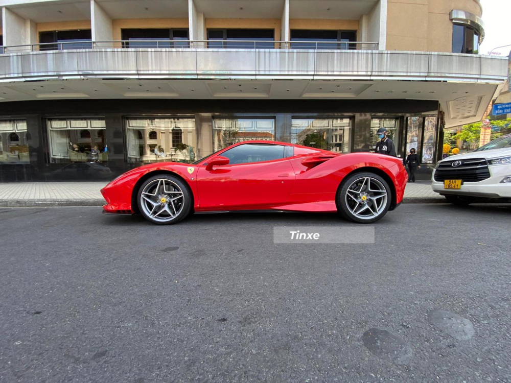Hiện chỉ có duy nhất một xe Ferrari F8 Spider màu đỏ Rosso Corsa